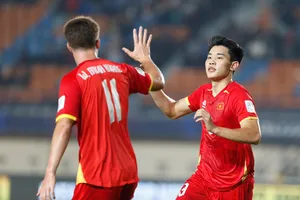 Tiền đạo Nguyễn Đình Bắc ăn mừng bàn thắng với Williams Minh Hoàng. ẢNH: ANH KHOA