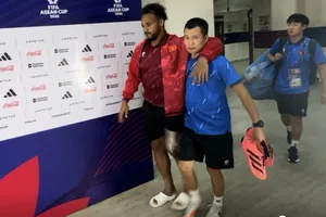 Đội ngũ y tế của đội tuyển Việt Nam dìu Xuân Son lên xe buýt. ẢNH: HỮU THÀNH