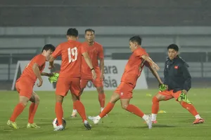 Đội tuyển Việt Nam “đội mưa” tập luyện chuẩn bị cho cuộc so tài với Thái Lan. ẢNH: TÂM HÀ