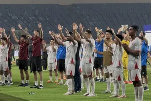 Các tuyển thủ Việt Nam gửi lời cảm ơn đến người hâm mộ nước nhà. ẢNH: TÂM HÀ