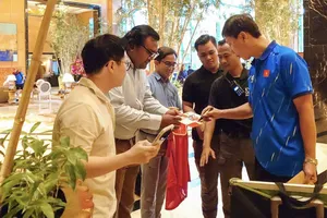 Người hâm mộ xin chữ ký HLV Kim Sang-sik. ẢNH: NHẬT ĐOÀN
