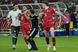 Trọng tài cố gắng ngăn cản các cầu thủ Indonesia và Bangladesh xô xát. ẢNH: TÂM HÀ 