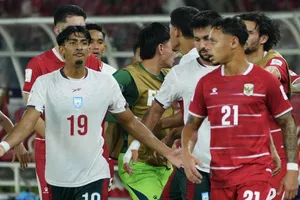 Các cầu thủ Indonesia lẫn Bangladesh xô xát nhau vào cuối và sau trận đấu. ẢNH: TÂM HÀ 