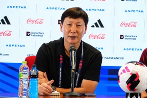 HLV Kim Sang-sik gửi lời cảm ơn người hâm mộ Việt Nam đã ủng hộ đội tuyển ở thời điểm khó khăn. ẢNH: TÂM HÀ 