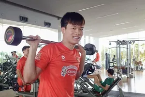 Tiền vệ Nguyễn Hoàng Đức thoải mái ở buổi tập gym. ẢNH: NHẬT ĐOÀN