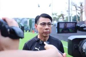 HLV Tan Cheng Hoe chia sẻ với truyền thông ở buổi tập chiều 4-10. ẢNH: ANH KHOA