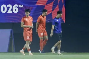 Tiền đạo Nguyễn Đình Bắc cùng trung vệ Bùi Hoàng Việt Anh phải tập riêng cùng bác sĩ Trần Huy Thọ. ẢNH: ANH KHOA 