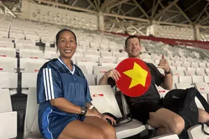 Bố mẹ Williams Minh Hoàng có mặt trên sân Gelora Bung Karno (Jakarta) chiều 5-10. ẢNH: HỮU THÀNH