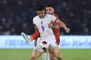 Các cầu thủ Indonesia và Thái Lan đã cống hiến cho người hâm mộ trận chung kết FIFA ASEAN Cup 2026 kịch tính. ẢNH: ĐỨC CƯỜNG 