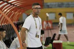 HLV Harry Kewell đối diện áp lực phải đưa Hà Nội FC giành chiến thắng trước Bắc Ninh. ẢNH: VPF 