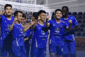 Cao Quốc Khánh (số 10) cùng các cầu thủ Bình Minh Sài Gòn ăn mừng bàn thắng. ẢNH: DŨNG PHƯƠNG 