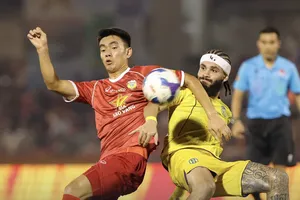 Các cầu thủ Hà Tĩnh và SLNA tiếp tục cầm hòa nhau tại V-League. ẢNH: XUÂN THUỶ