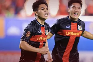 Tuyển thủ U23 Việt Nam Nguyễn Lê Phát ăn mừng bàn thắng “vàng” cho Ninh Bình. ẢNH: VPF 