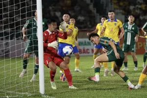 Tiền đạo Lưu Tự Nhân (áo xanh, Bình Phước) đánh đầu đưa bóng dội cột dọc Bắc Ninh ở khoảng cách 2m. ẢNH: TÂM HÀ 