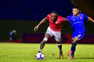 Ngoại binh Victor Mansaray (áo đỏ) lập cú đúp bàn thắng vào lưới đội bóng cũ Becamex TPHCM. ẢNH: DŨNG PHƯƠNG 