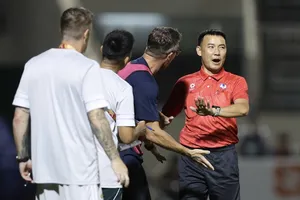 HLV Harry Kewell liên tục có những phàn nàn về tổ trọng tài trong và sau trận đấu. ẢNH: TÂM HÀ 
