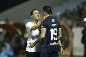 HLV Lê Đức Tuấn trút phần nào áp lực sau khi cùng Đà Nẵng thắng Hà Nội FC. ẢNH: TÂM HÀ