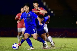 Chờ các cầu thủ Becamex TPHCM vực dậy tinh thần sau thất bại ở trận “chung kết sớm” với Thái Nguyên. ẢNH: DŨNG PHƯƠNG 
