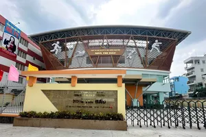 "Mặt tiền" Nhà thi đấu Thể dục thể thao phường Chánh Hưng vừa được xây mới. ẢNH: HVVF