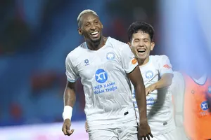 Các cầu thủ Nam Định ngược dòng đánh bại Thể Công Viettel. ẢNH: QUANG ĐƯƠNG 