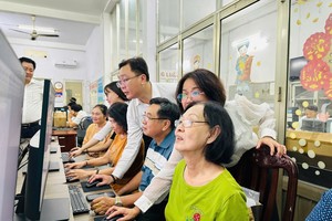 图：第九街区的华人街区长方淑芬女士（右一）在学习运用电脑设备。