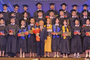 文朗学校主席阮曰朗向高中毕业生颁发毕业证书。