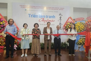 华人美术喜庆国庆画展开幕。