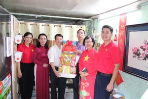 安东坊领导探访华人典范。