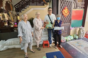 观音精舍派发盂兰节礼品。