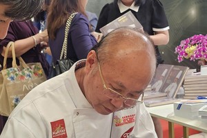 国际烘焙师、亚洲饼家总经理高肇力签赠书。