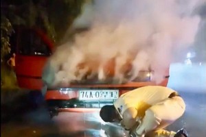 交警协助扑灭大火。