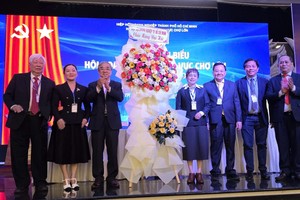 胡志明市堤岸商会选出新一届执委会 ——越香集团董事长杭慰瑶担任主席