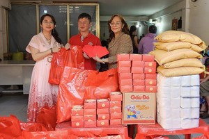 新慈念外语中心向盲人会赠送中秋节礼物。