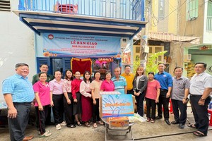 鸣凤坊向贫困户移交“大团结温情屋”。