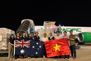 北宁省越南祖国阵线委员会主席阮长山接收澳大利的援助物资。