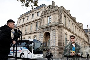 卢浮宫抢劫案造成经济损失达8800万欧元。