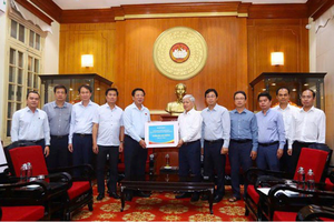 建设部领导向越南祖国阵线中央委员会主席杜文战移交捐款。