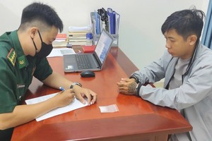 富省边防哨所对因非法储存毒品而被捕的嫌疑人进行审讯。