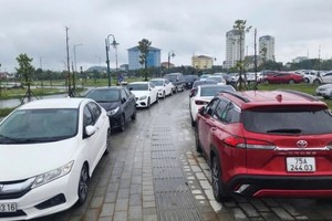 顺化市民众在台风登陆前匆忙将汽车开到高处以免受淹。