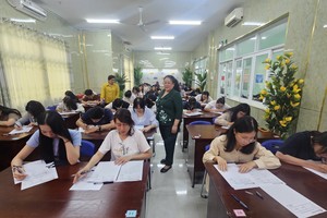 市华语成人教育中心举行汉字书写大赛。