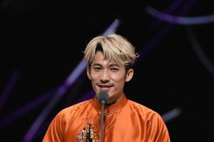 连炳发身穿越南长衫上台领奖并用越南语发表获奖感言。