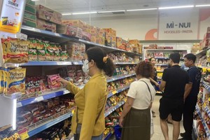 当地居民已开始为台风来袭做好准备。 