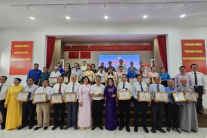 堤岸坊向积极贡献的个人表彰‘’好人好事‘’奖项。