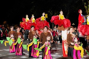 2025 年河内木偶舞节吸引众多民众和游客关注。图自越通社