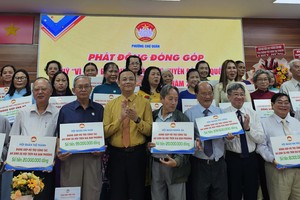 各华人会馆、社团响应募捐“为海岛祖国—为祖国前线”与“为穷人”基金。