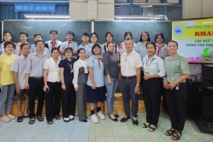 华人学生语文课免费补习班开课仪式。