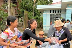  图:平仙公司赠送鞋品给灾区民众。