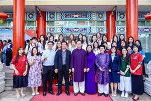 中国驻胡志明市副总领事徐州与南部各所大学的教师及优秀学生合照。