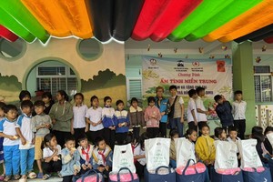 向广义省洪涝灾区赠送救济品。