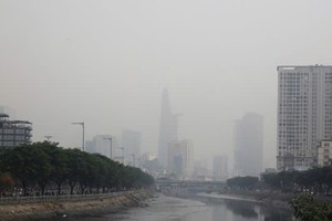 今早胡志明市天空异常昏暗浑浊的原因